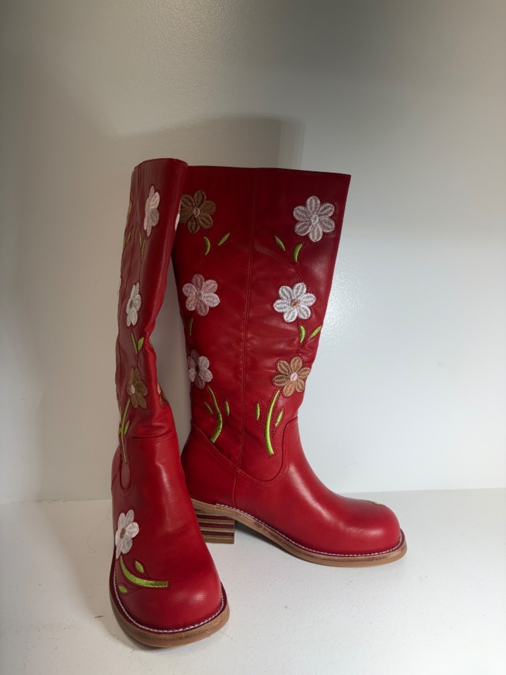 Women’s Cowgirl Boots Red w/ Embroidered Flowers Size 8 NEW w/ Tags - Picture 2 of 5